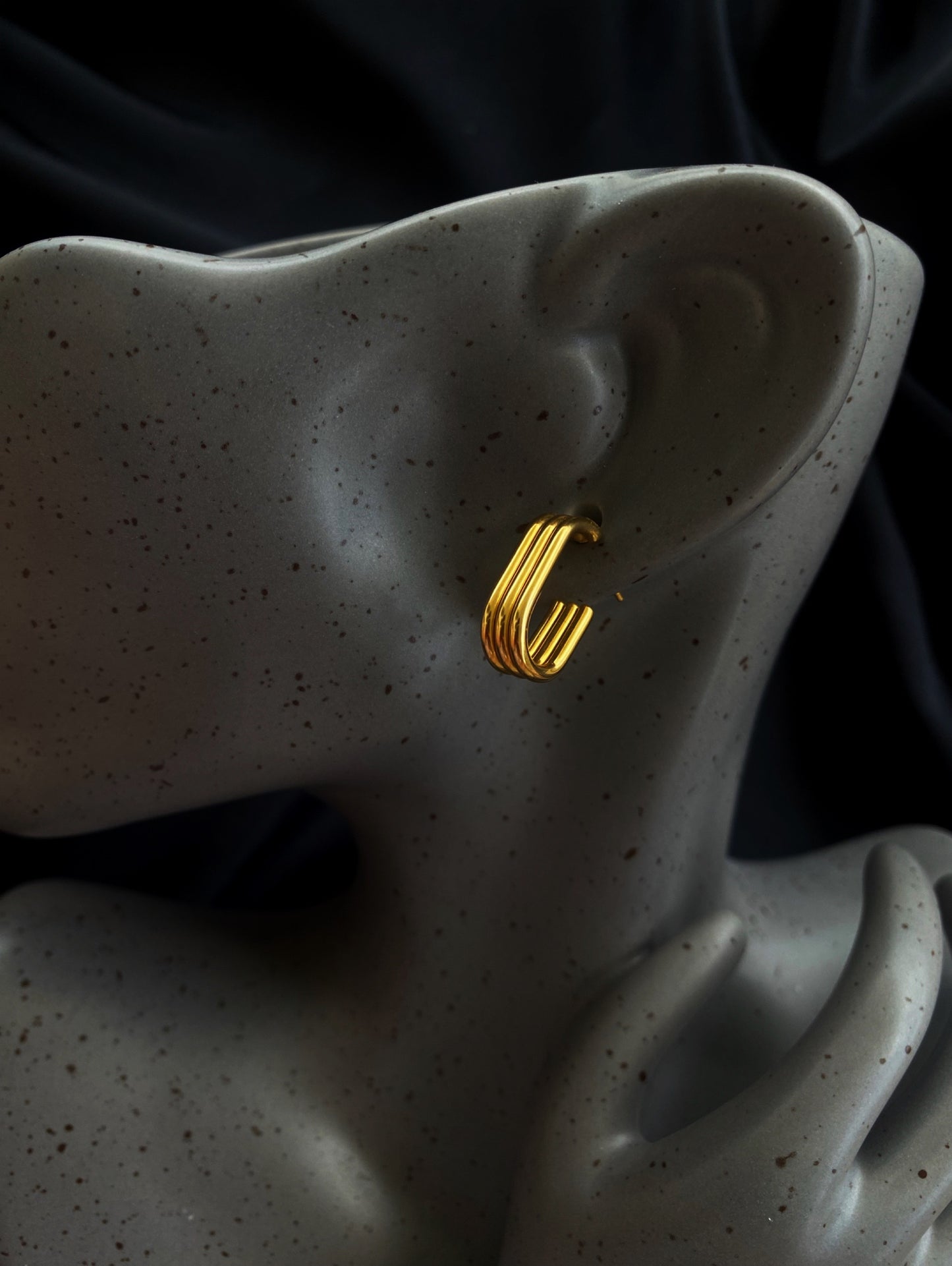 SARA EARRING